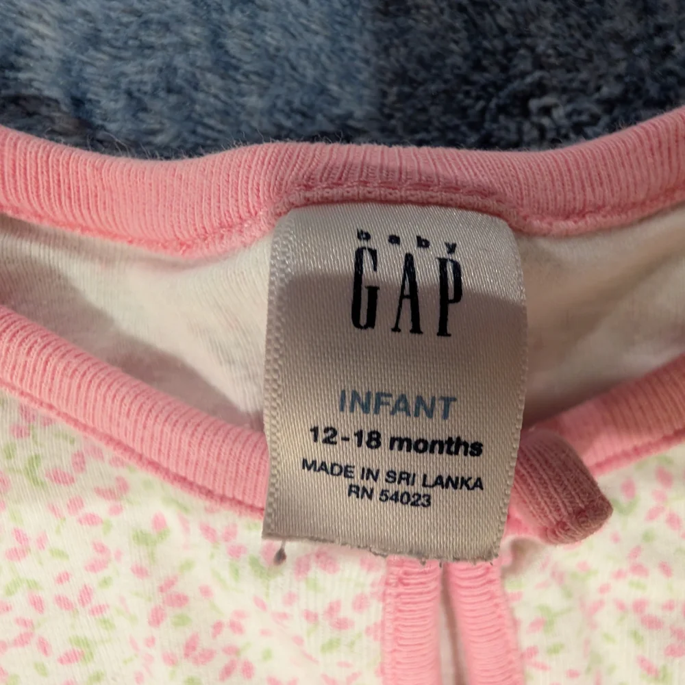 GAP 12-18M Baby Onesie with Pink Floral Design